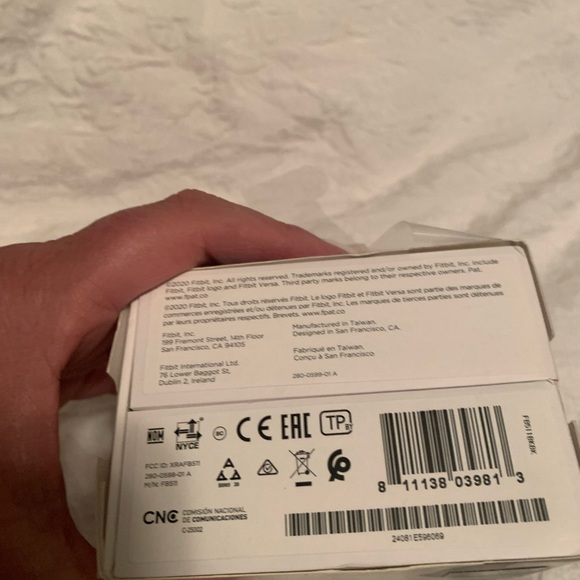 Black Versa 3 Smartwatch with GPS - Picture 6 of 7